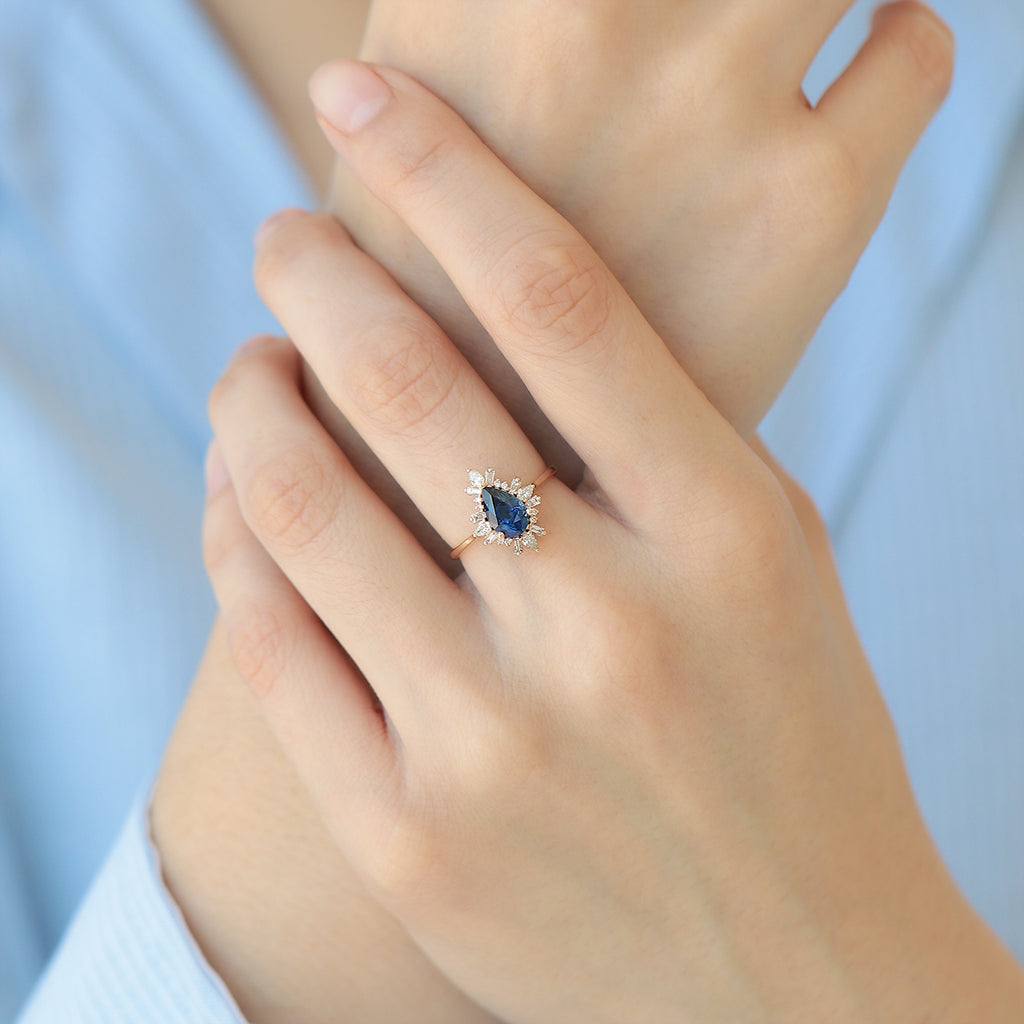 Anillo Charlotte Oro Amarillo 14K con Zafiro Gota y Diamantes.