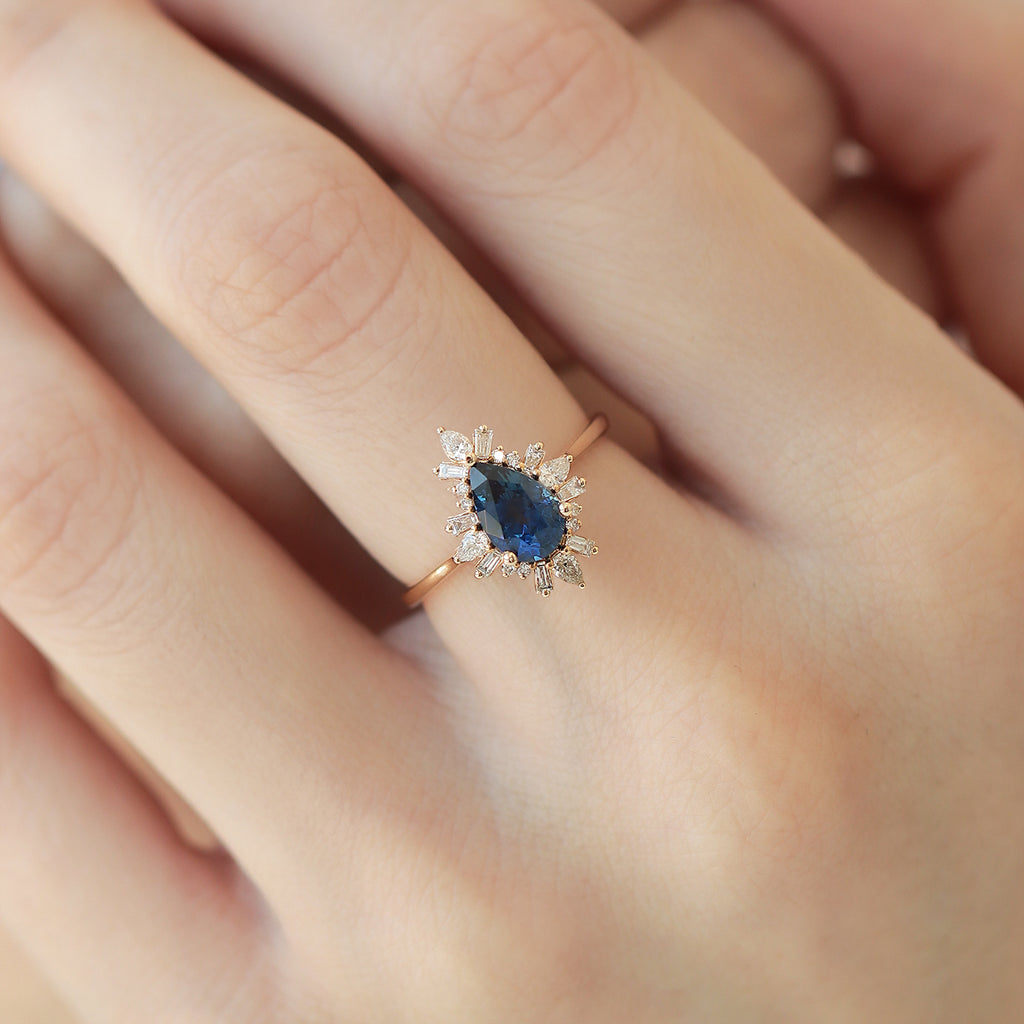 Anillo Charlotte Oro Amarillo 14K con Zafiro Gota y Diamantes.