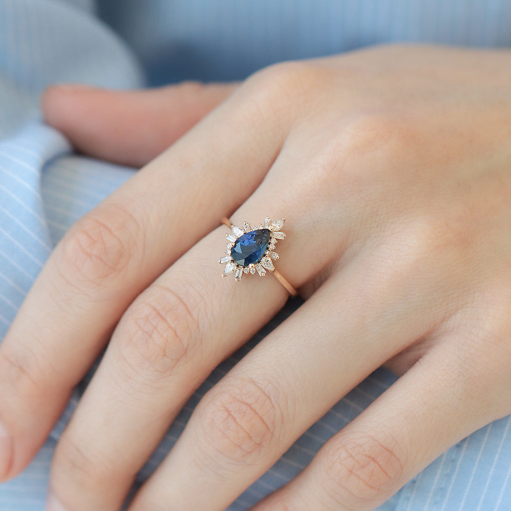 Anillo Charlotte Oro Amarillo 14K con Zafiro Gota y Diamantes.