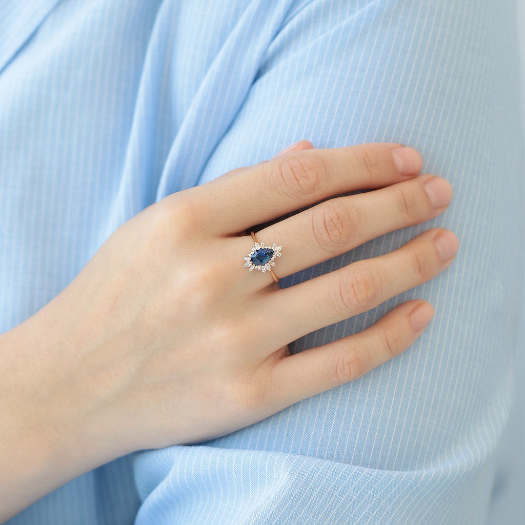 Anillo Charlotte Oro Amarillo 14K con Zafiro Gota y Diamantes.