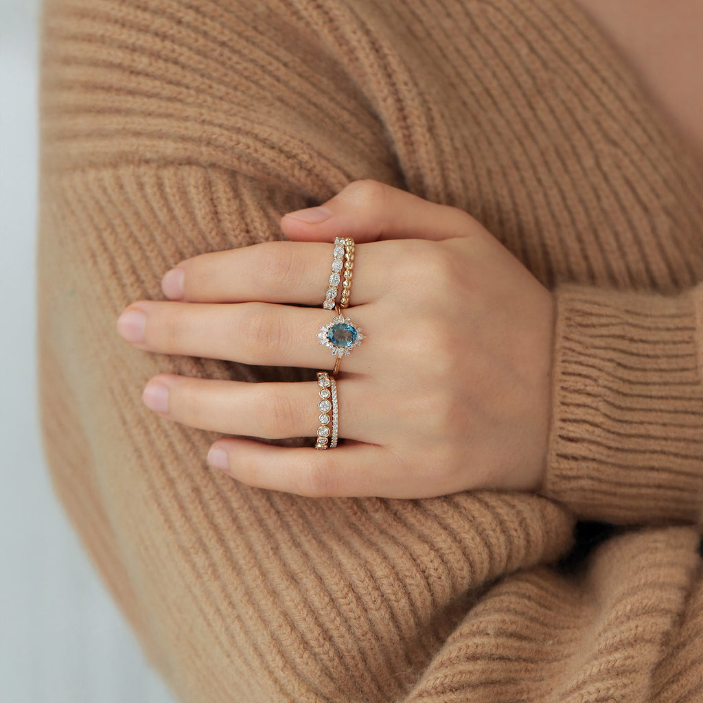 Anillo Charlotte Oro Amarillo 14K con Zafiro Oval y Diamantes.