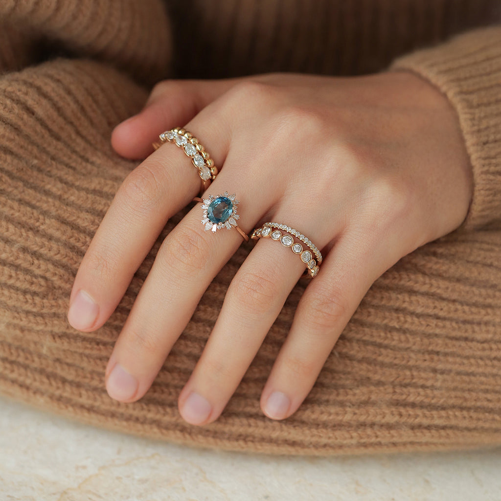 Anillo Charlotte Oro Amarillo 14K con Zafiro Oval y Diamantes.