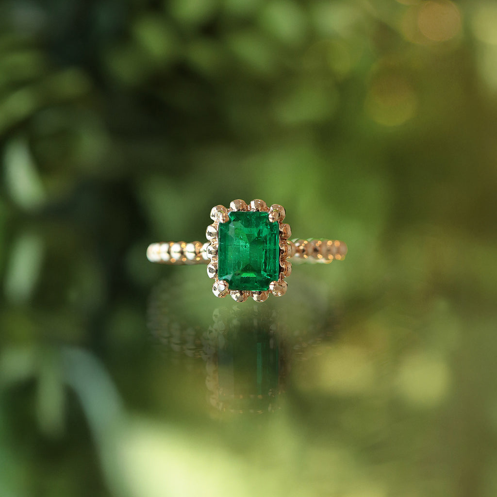 Anillo Elysa Oro Amarillo 14K con Esmeralda Zambia.