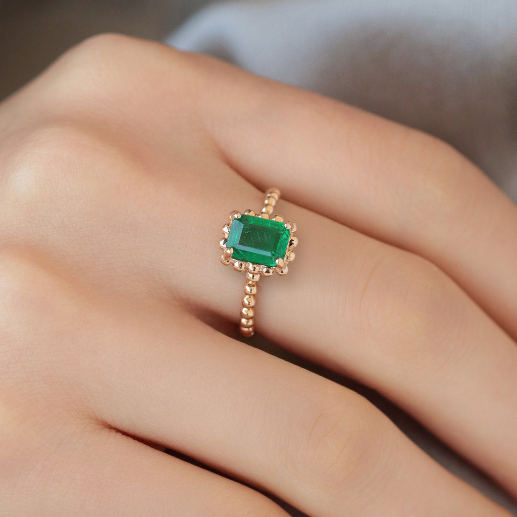 Anillo Elysa Esmerlada M Oro Amarillo 14K con Esmeraldas.