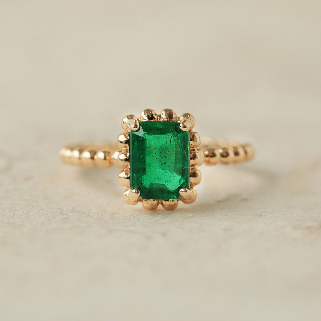 Anillo Elysa Esmerlada M Oro Amarillo 14K con Esmeraldas.