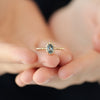 Anillo Elysa Oro Amarillo 14K con Espinela Gris Oval.