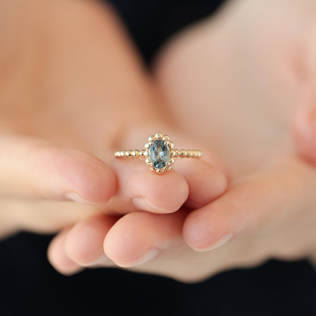 Anillo Elysa Oro Amarillo 14K con Espinela Gris Oval.