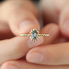 Anillo Elysa Oro Amarillo 14K con Espinela Gris Oval.