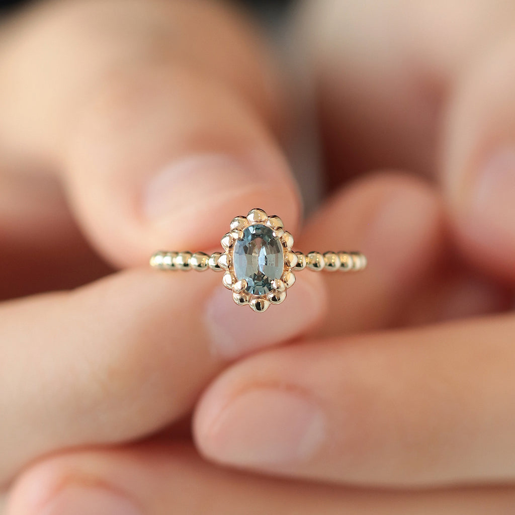 Anillo Elysa Oro Amarillo 14K con Espinela Gris Oval.