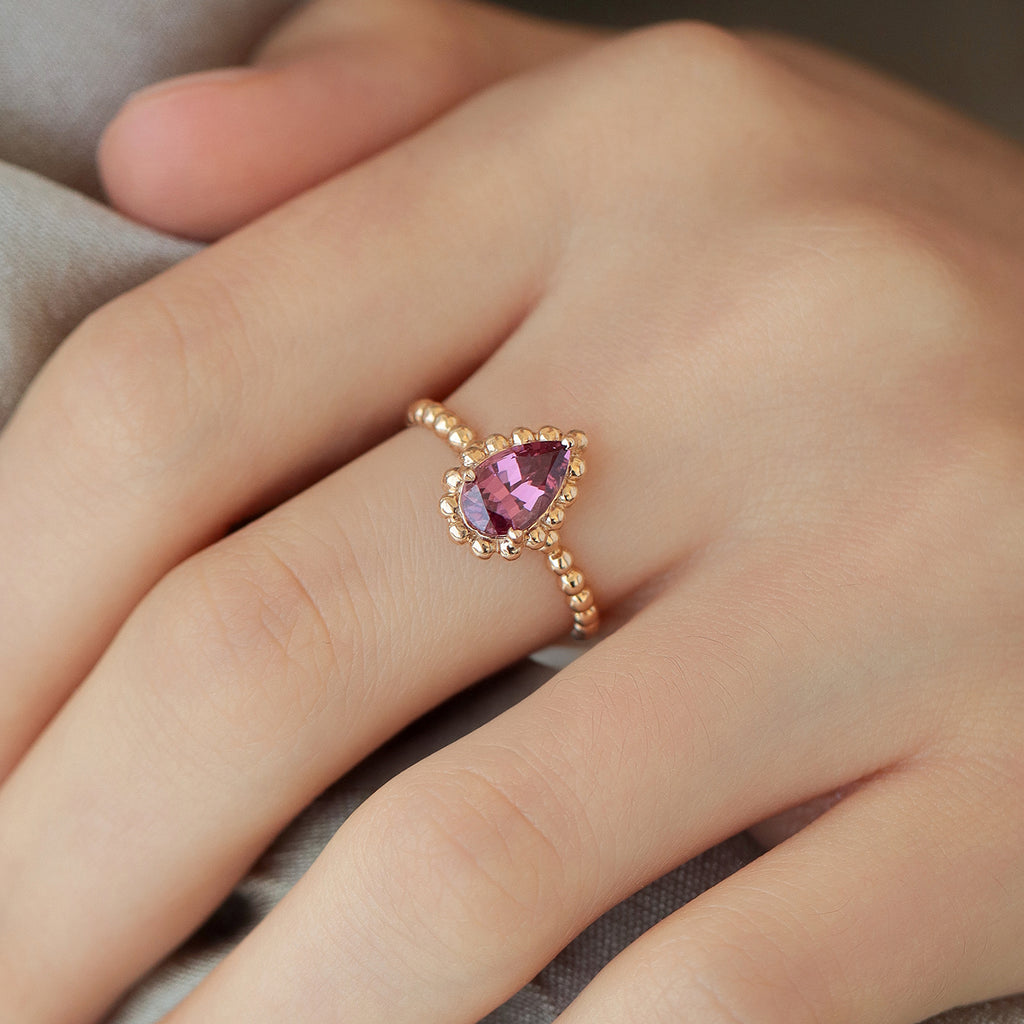 Anillo Elysa Oro Amarillo 14K con Granate Rodolita.