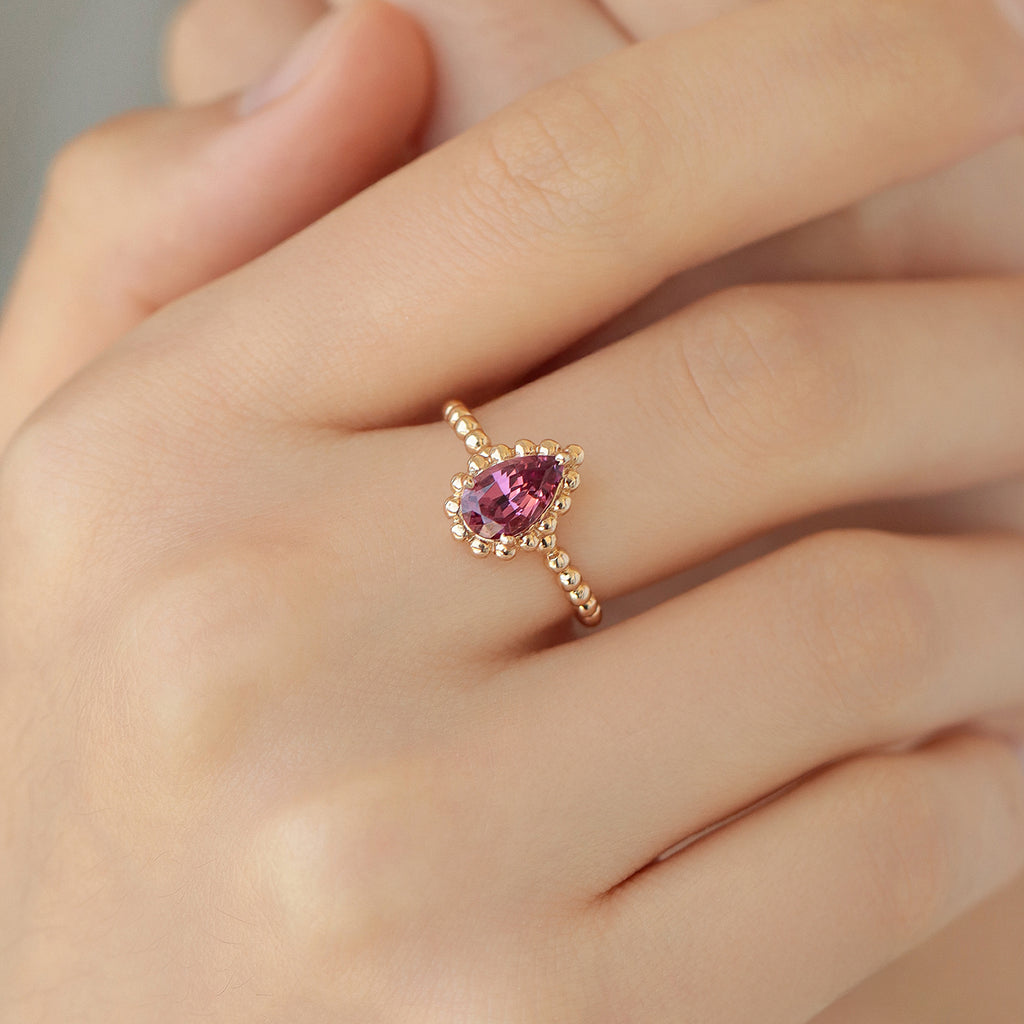 Anillo Elysa Oro Amarillo 14K con Granate Rodolita.