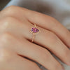 Anillo Elysa Oro Amarillo 14K con Granate Rodolita.