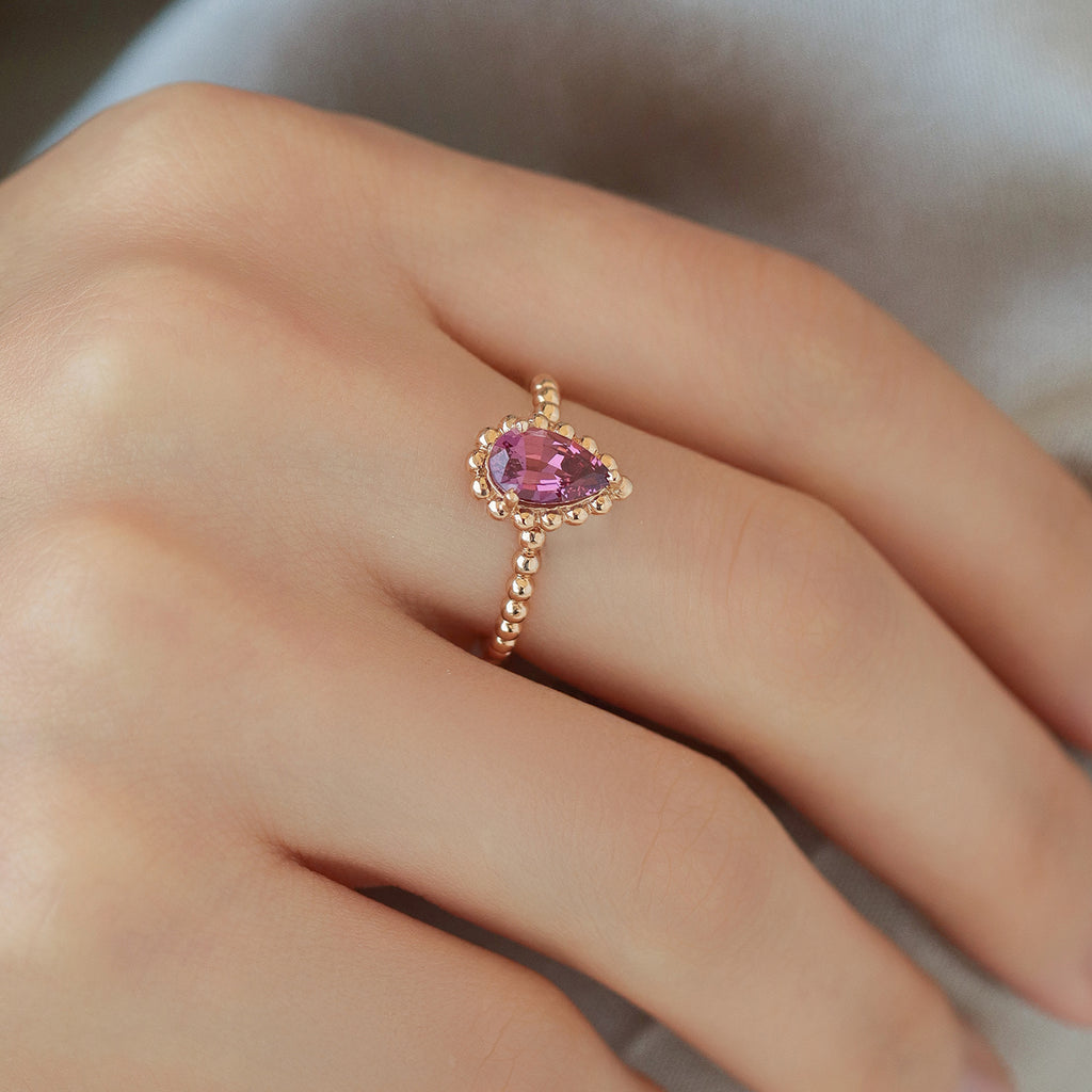 Anillo Elysa Oro Amarillo 14K con Granate Rodolita.