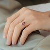 Anillo Elysa Oro Amarillo 14K con Granate Rodolita.