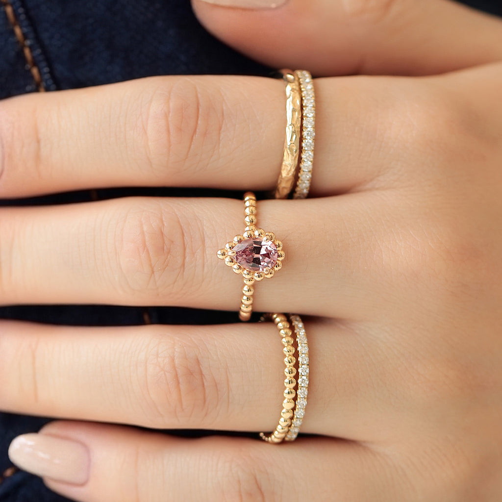Anillo Elysa Oro Amarillo 14K con Granate Malaya Oval.