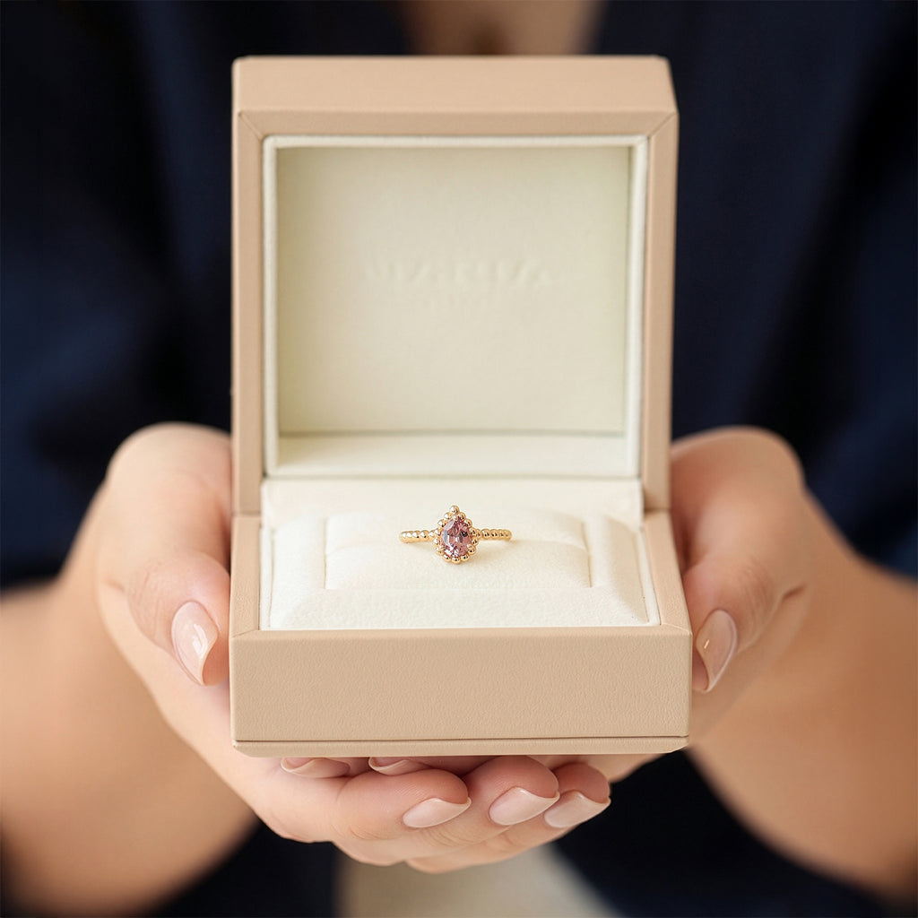 Anillo Elysa Oro Amarillo 14K con Granate Malaya Oval.