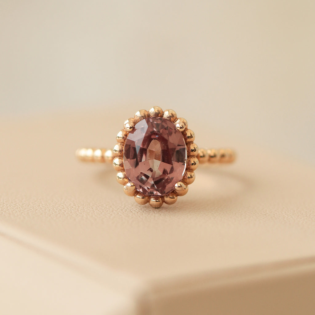 Anillo Elysa Oro Amarillo 14K con Granate Malaya Oval.