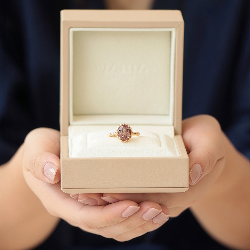 Anillo Elysa Oro Amarillo 14K con Granate Malaya Oval.