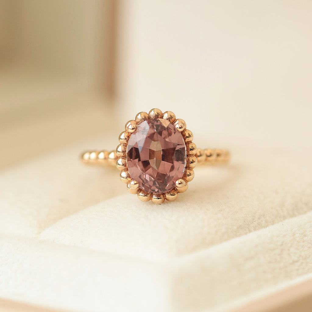 Anillo Elysa Oro Amarillo 14K con Granate Malaya Oval.