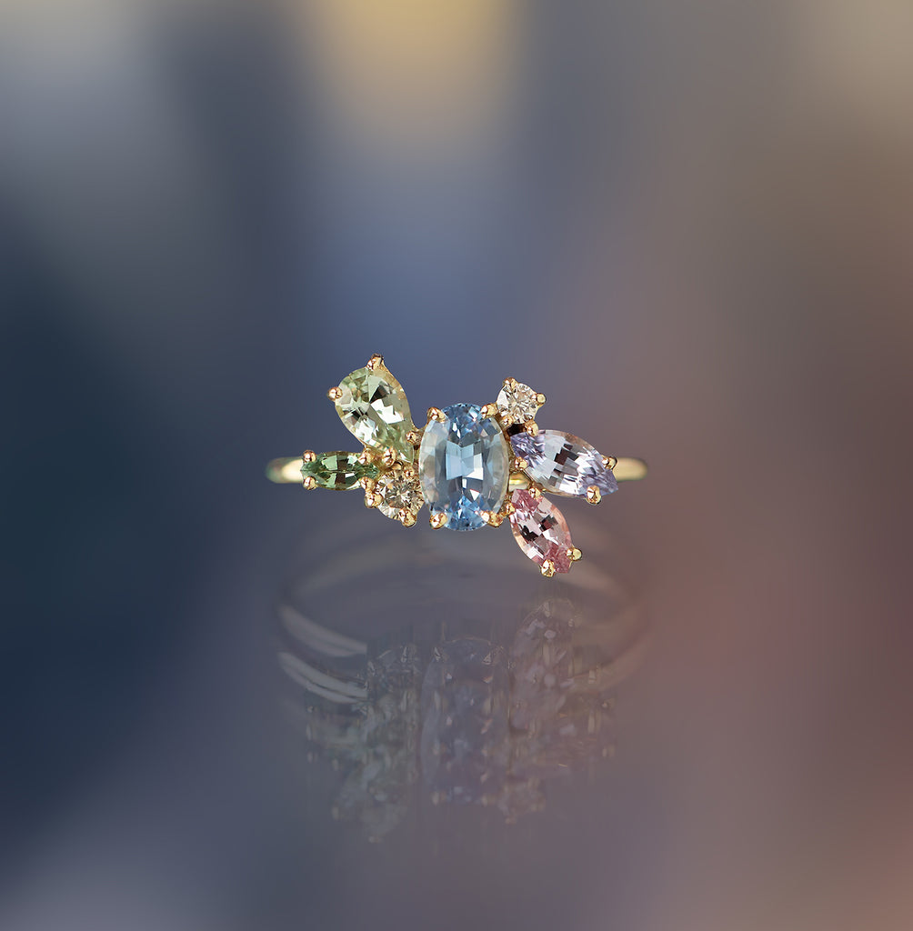 Anillo Galaxy Aurora Oro Amarillo 14K con Zafiro y Diamantes.