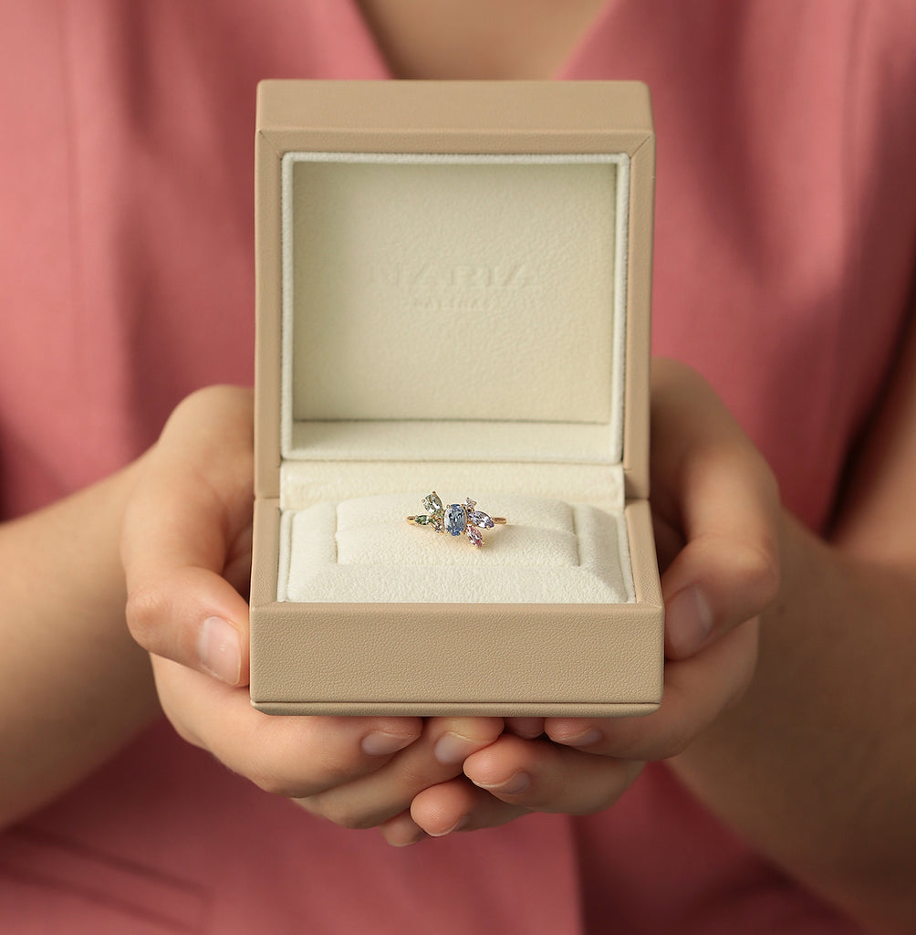 Anillo Galaxy Aurora Oro Amarillo 14K con Zafiro y Diamantes.