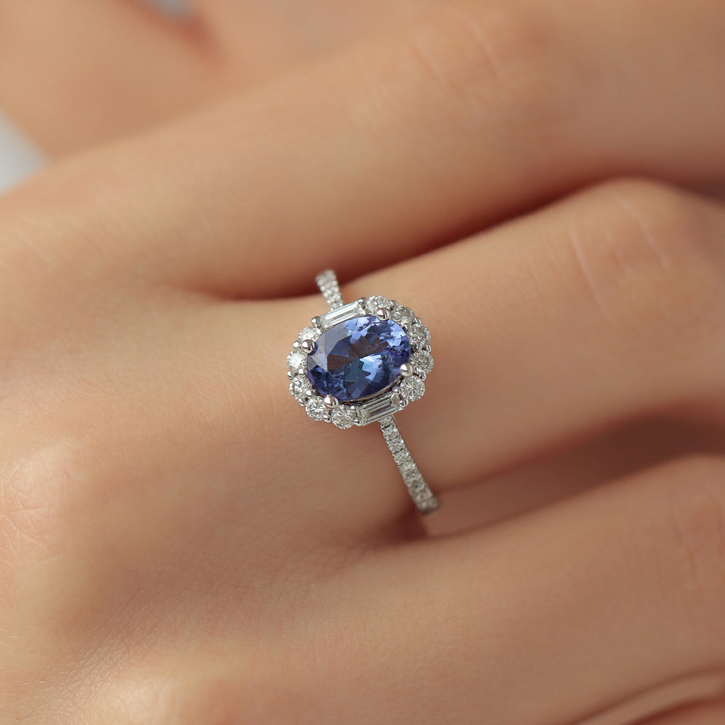 Anillo Gardenia Oro Blanco 18K con Tanzanita y Diamantes.