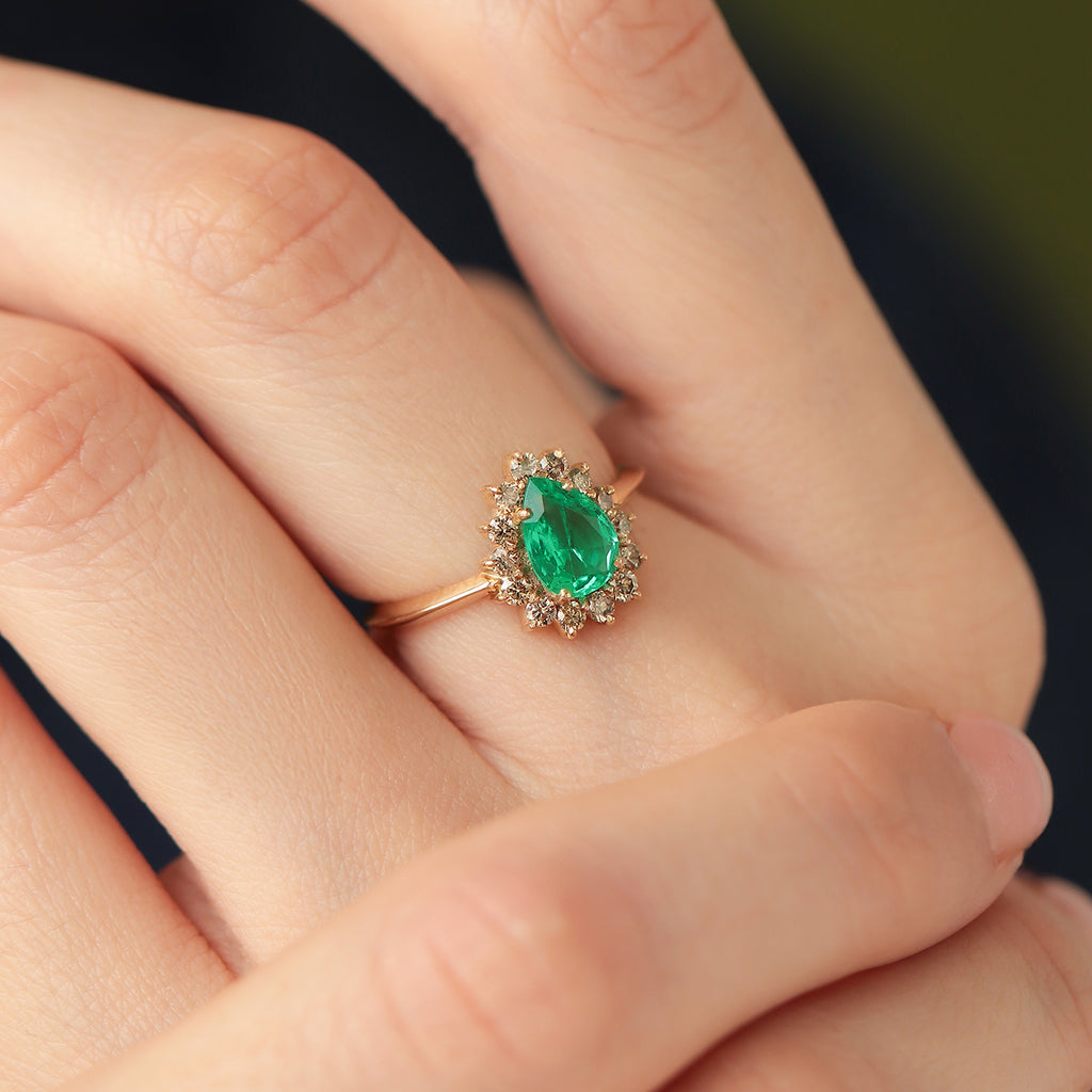 Anillo Imperial Oro Amarillo 14K con Esmeralda y Diamantes Champagne.