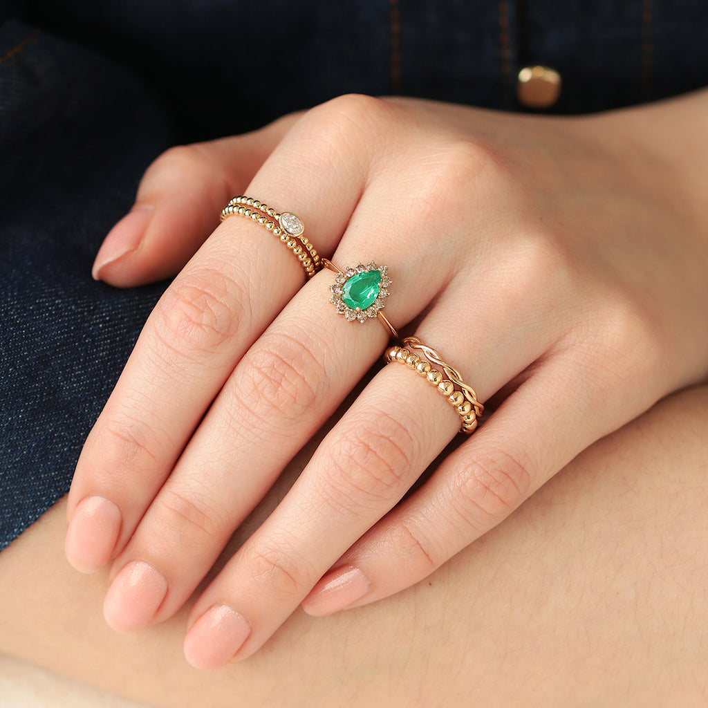 Anillo Imperial Oro Amarillo 14K con Esmeralda y Diamantes Champagne.