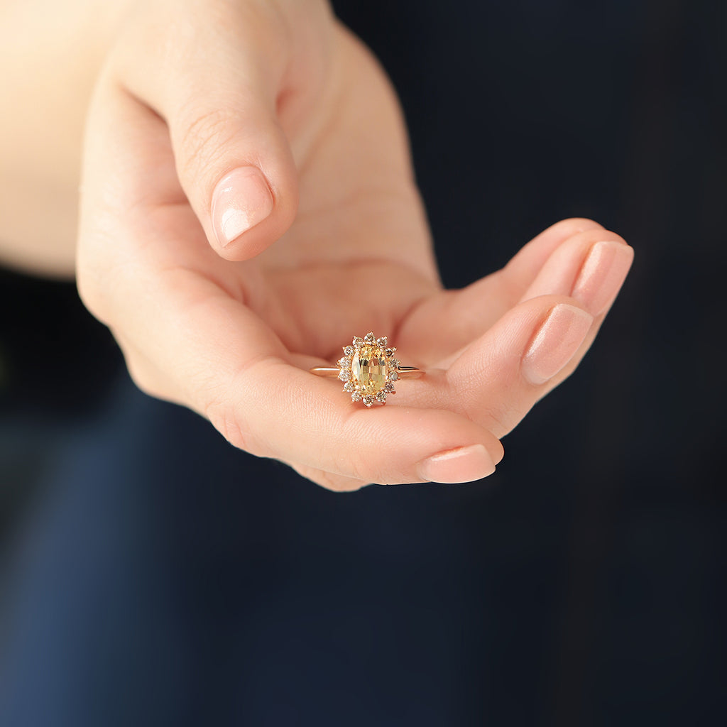 Anillo Imperial Oro Amarillo 14K con Topacio Imperial y Diamantes Champagne.
