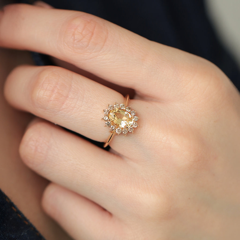 Anillo Imperial Oro Amarillo 14K con Topacio Imperial y Diamantes Champagne.