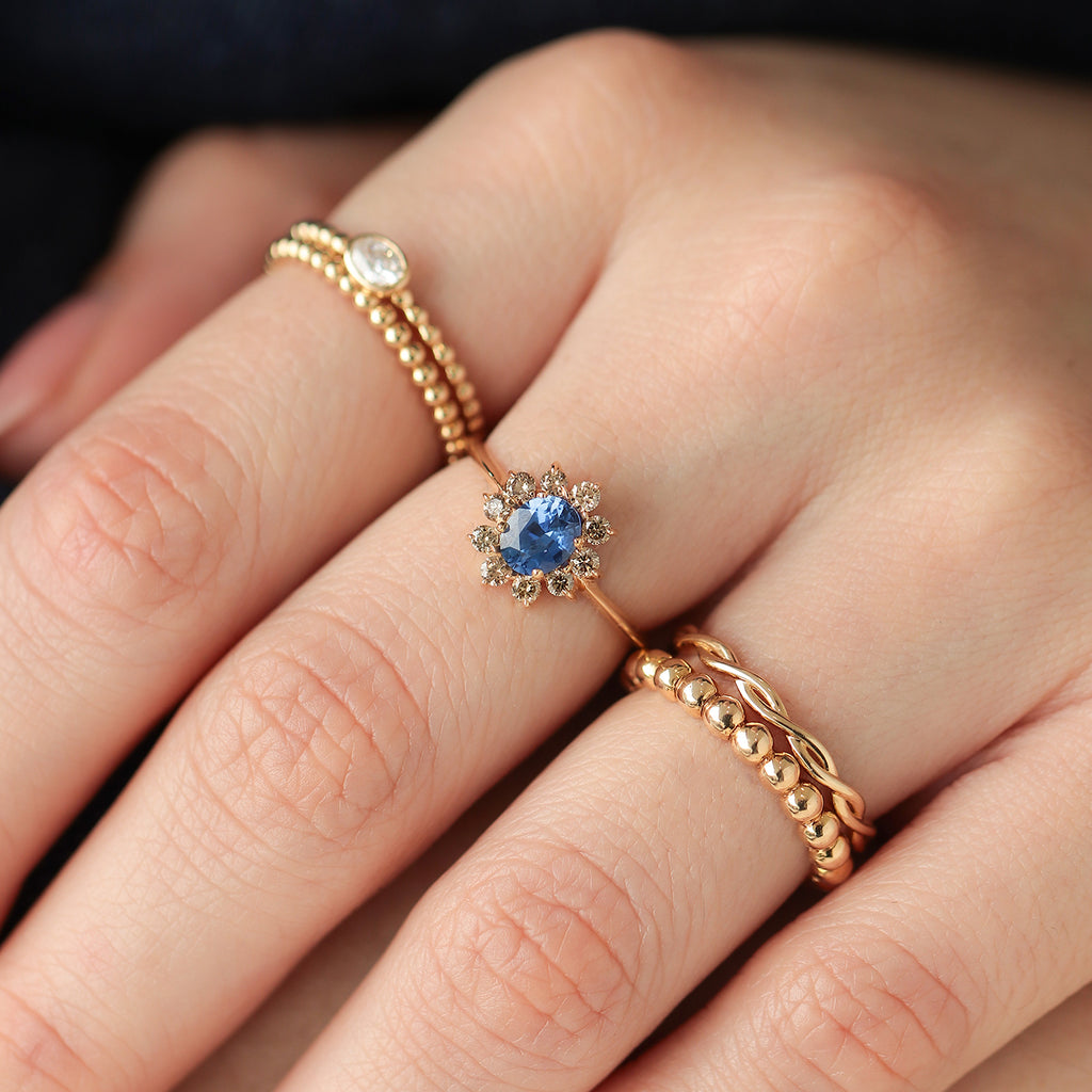 Anillo Imperial Oro Amarillo 14K con Zafiro y Diamantes Champagne.