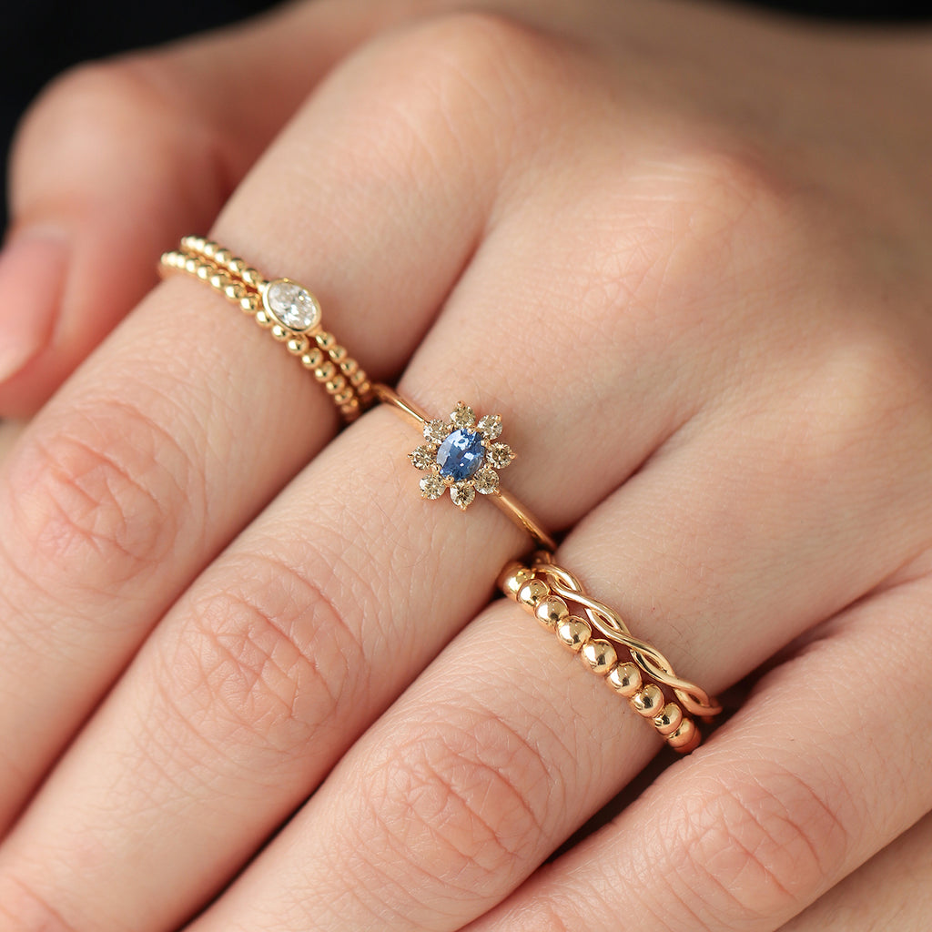 Anillo Imperial Oro Amarillo 14K con Zafiro y Diamantes Champagne.