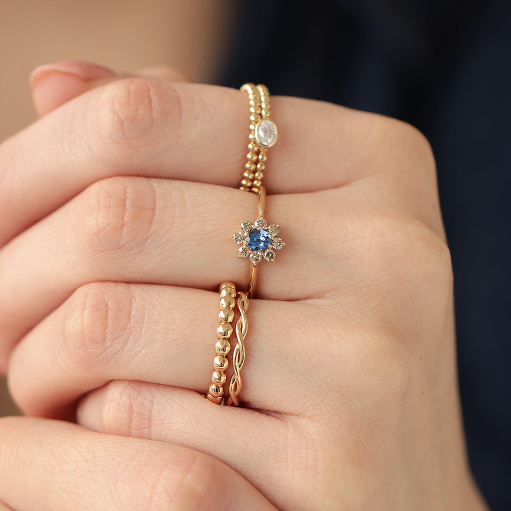 Anillo Imperial Oro Amarillo 14K con Zafiro y Diamantes Champagne.