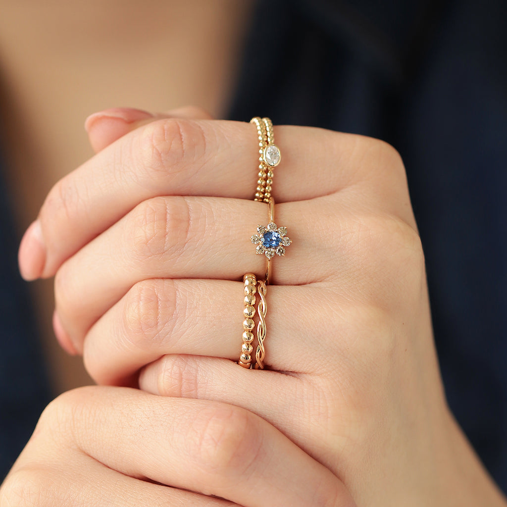 Anillo Imperial Oro Amarillo 14K con Zafiro y Diamantes Champagne.