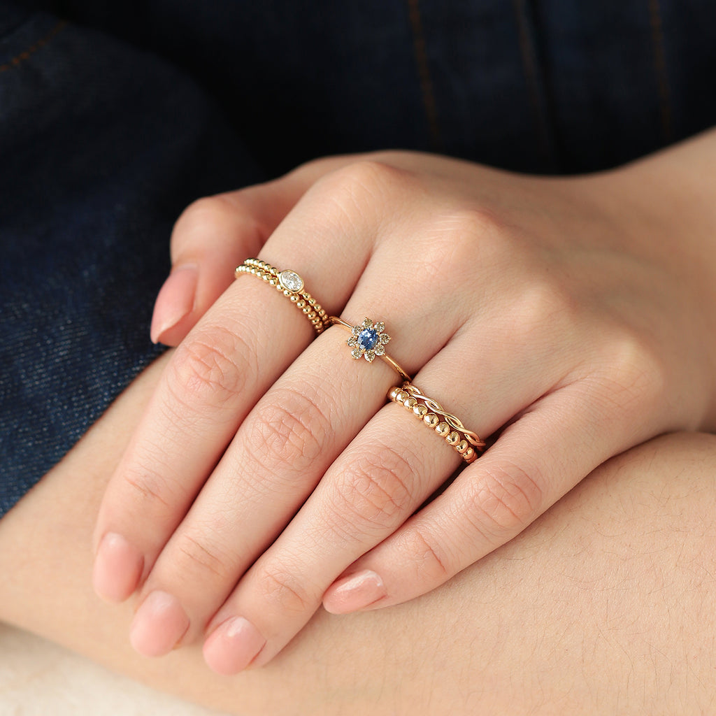 Anillo Imperial Oro Amarillo 14K con Zafiro y Diamantes Champagne.