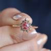 Anillo Imperial Oro Amarillo 14K con Zafiro Padparadscha Gota y Diamantes Champagne.