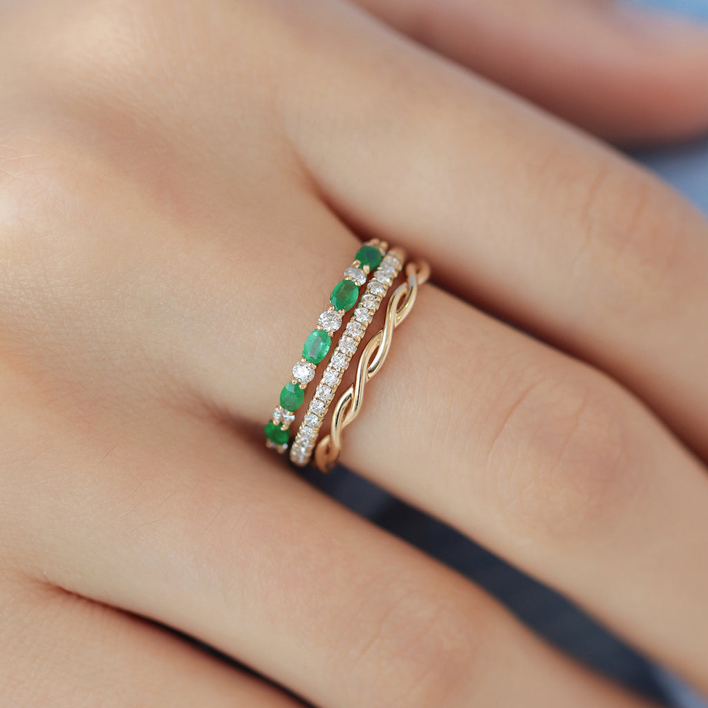 Anillo Laurel Oro Amarillo 18K con Esmeraldas y Diamantes.