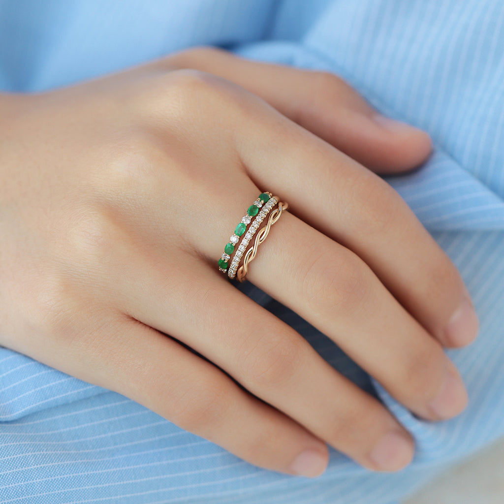 Anillo Laurel Oro Amarillo 18K con Esmeraldas y Diamantes.