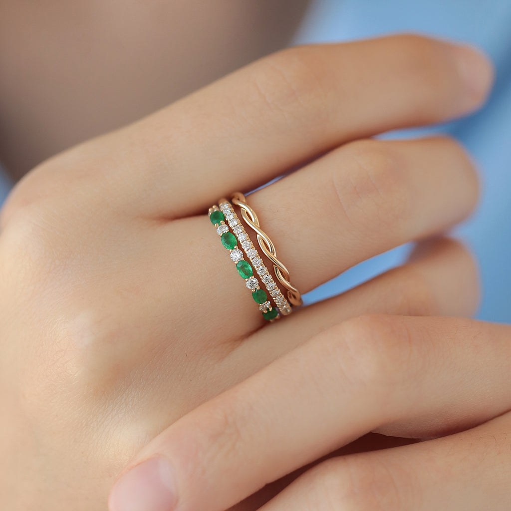 Anillo Laurel Oro Amarillo 18K con Esmeraldas y Diamantes.