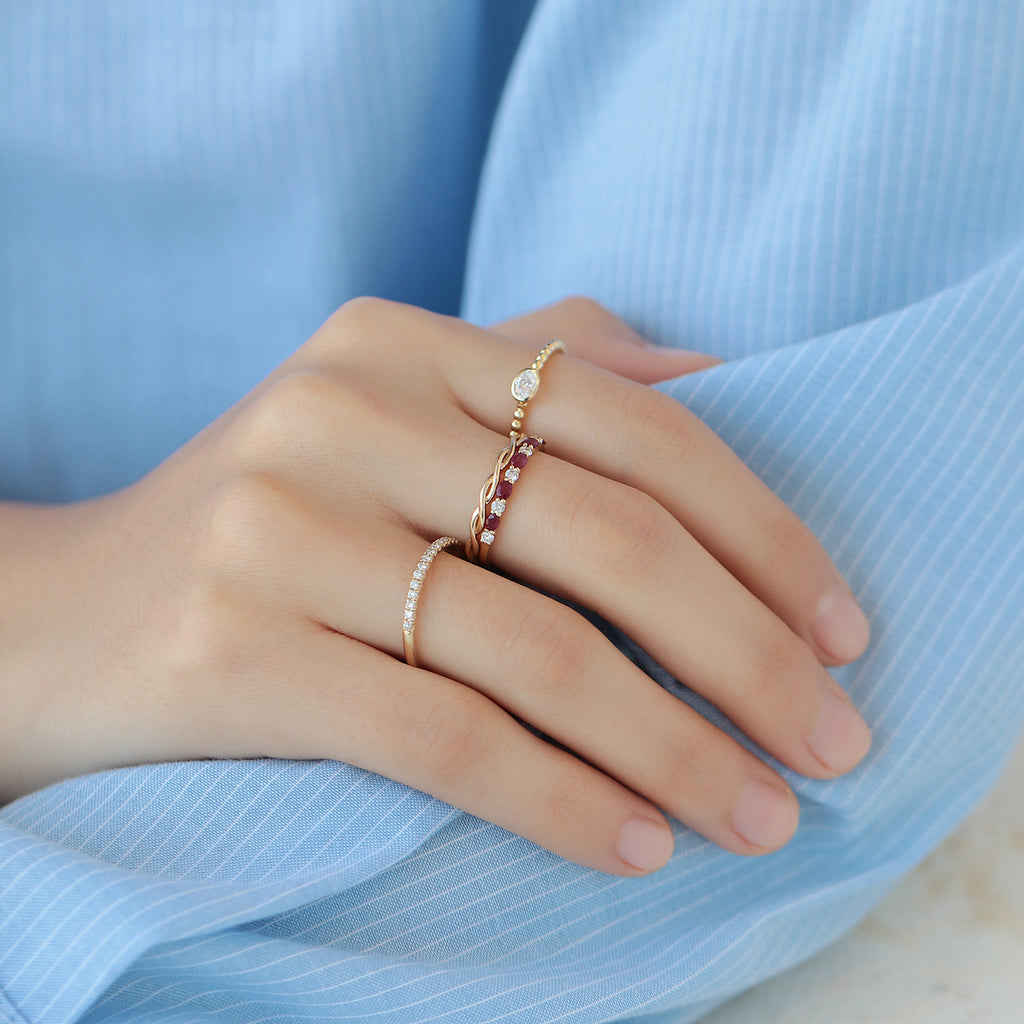 Anillo Laurel Oro Amarillo 18K con Diamantes y Rubí.
