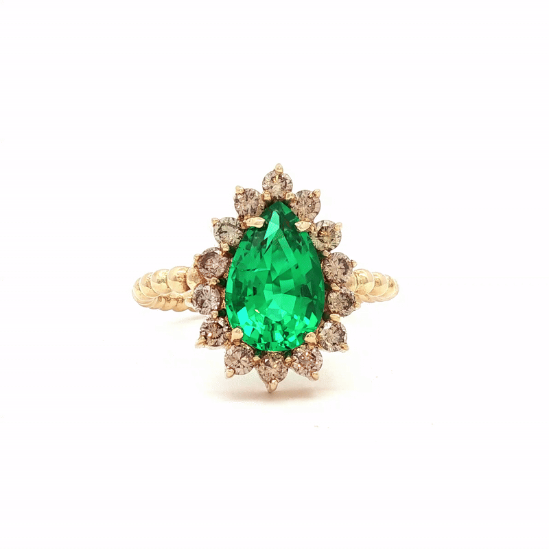 Anillo Magnum Oro Amarillo 14K con Esmeralda Laboratorio y Diamantes Champagne.