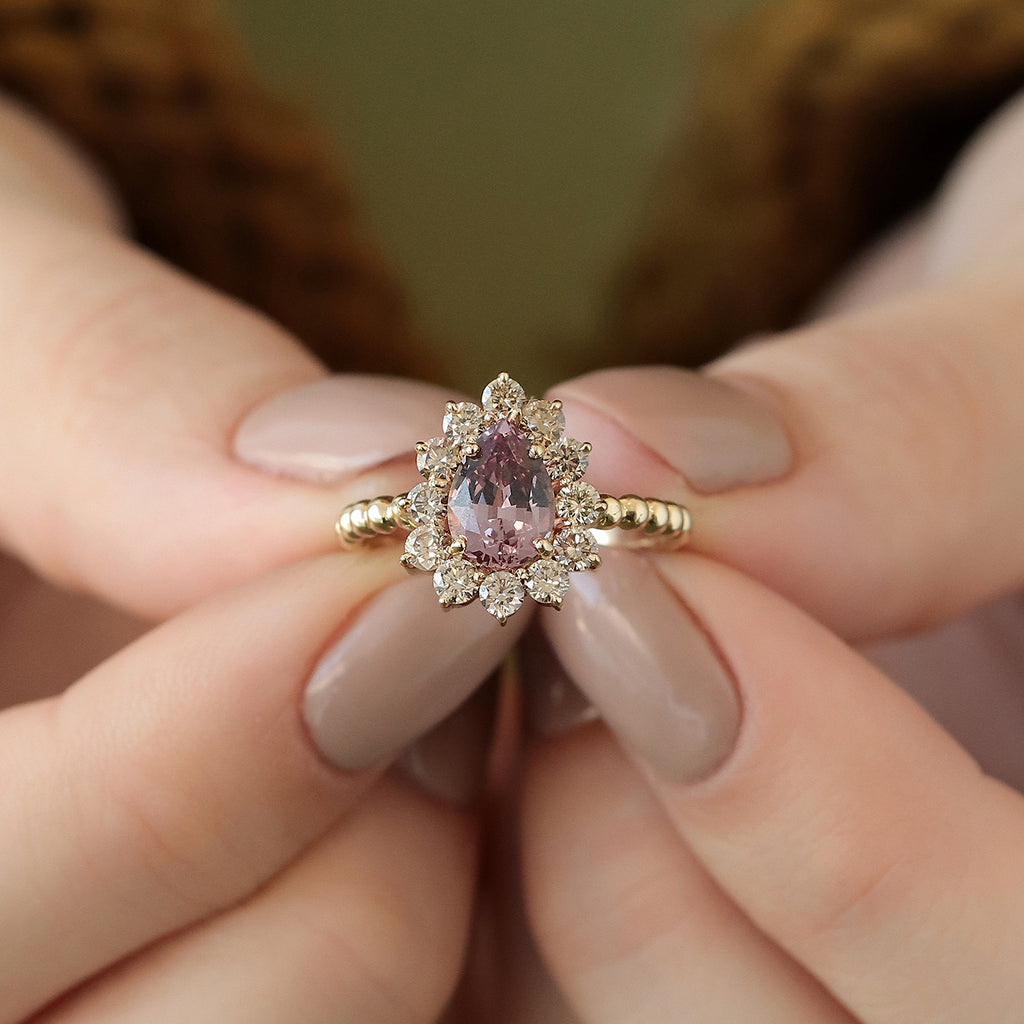 Anillo Magnum Oro Amarillo 14K con Granate Malaya y Diamantes.