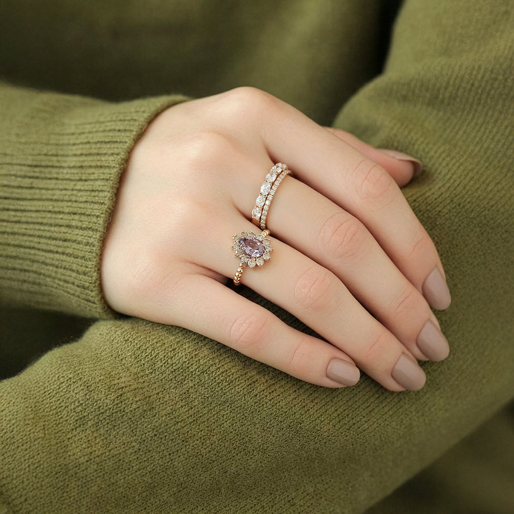 Anillo Magnum Oro Amarillo 14K con Granate Malaya y Diamantes.