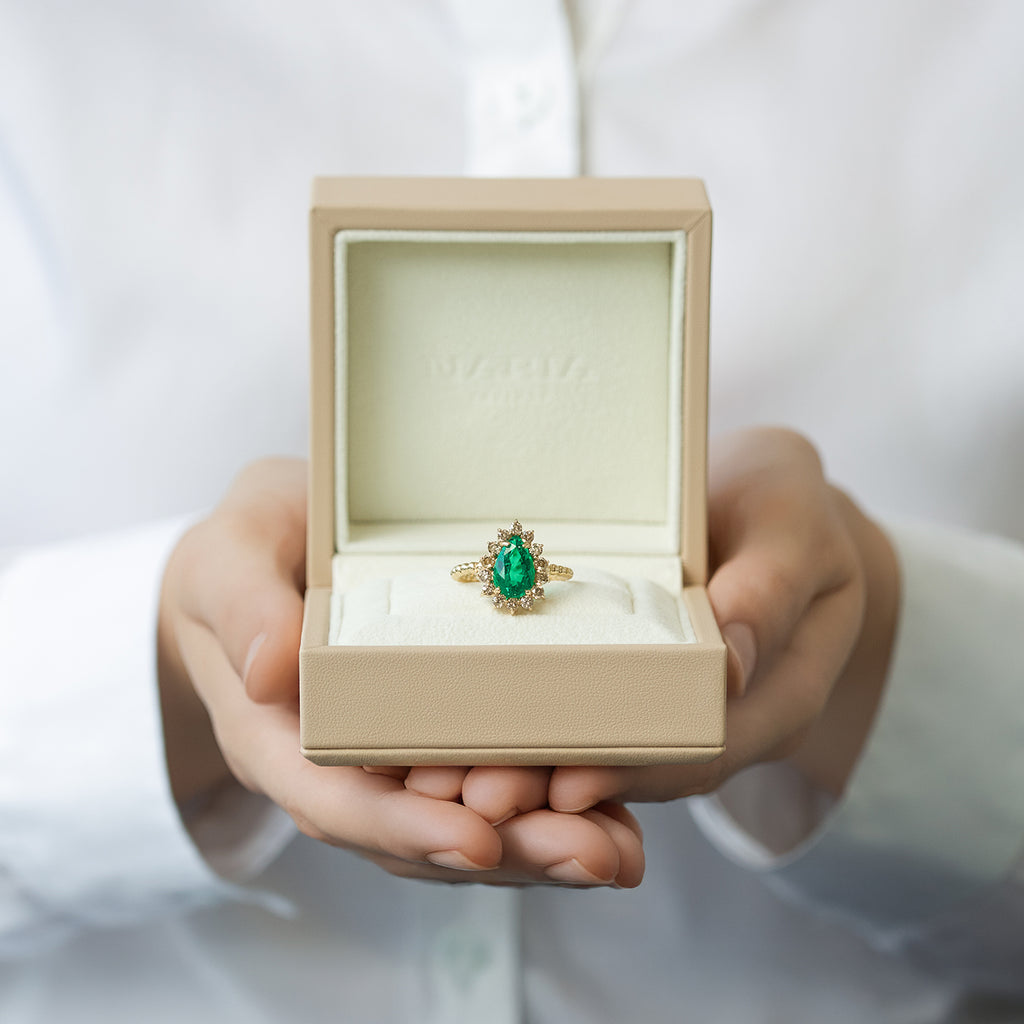 Anillo Magnum Oro Amarillo 14K con Esmeralda Laboratorio y Diamantes Champagne.