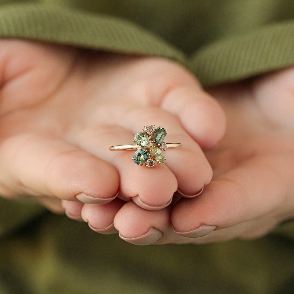 Anillo Meteoro Laurel Oro Amarillo 14K con Zafiros y Diamantes.