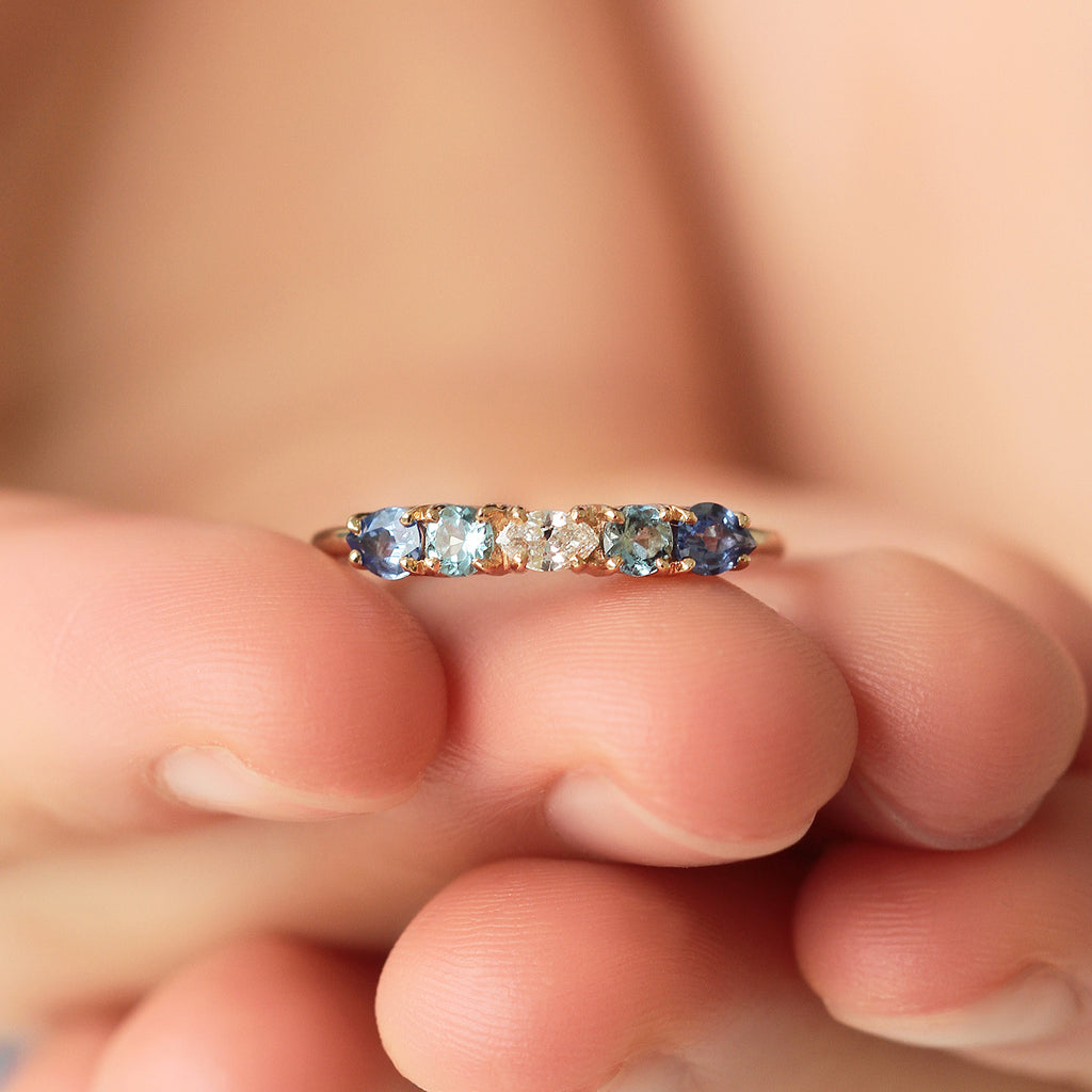 Anillo Myla Royal Blue Oro Amarillo 14K con Diamante, Zafiros y Aquamarinas.