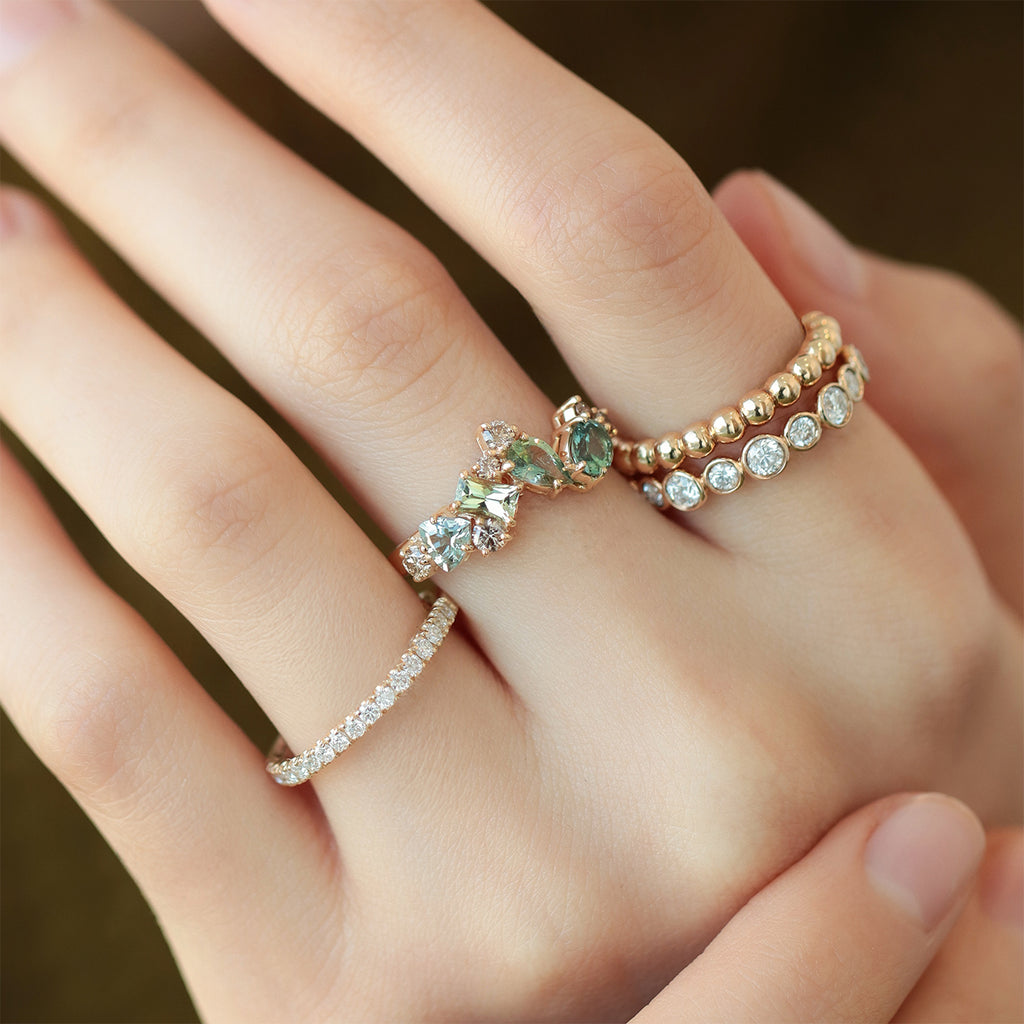 Anillo Nebula Sage Oro Amarillo 14K con Zafiros y Diamantes.