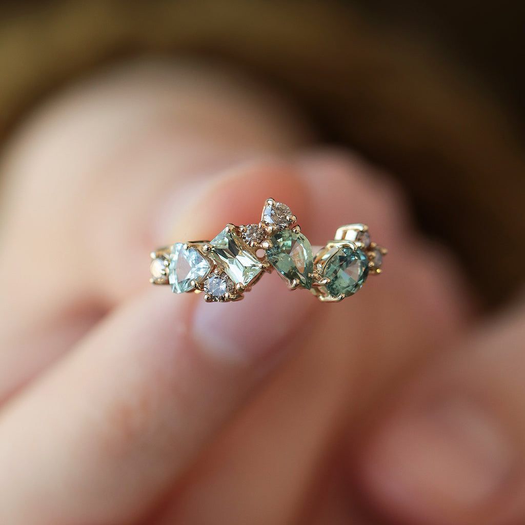 Anillo Nebula Sage Oro Amarillo 14K con Zafiros y Diamantes.