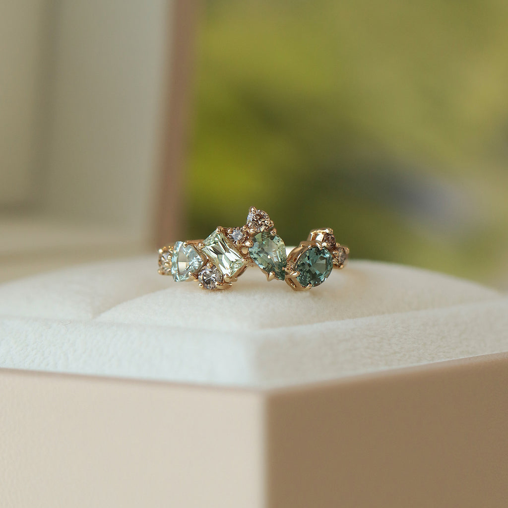 Anillo Nebula Sage Oro Amarillo 14K con Zafiros y Diamantes.