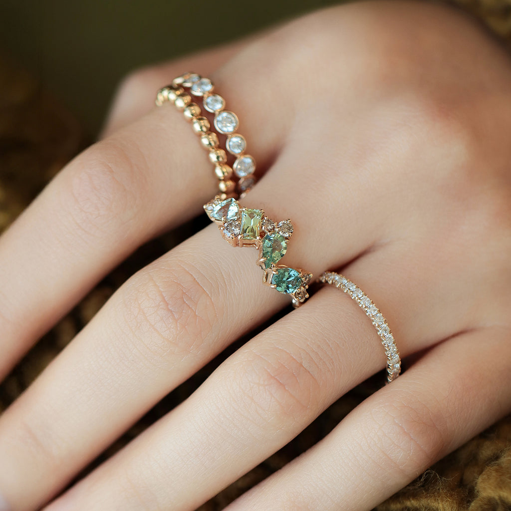 Anillo Nebula Sage Oro Amarillo 14K con Zafiros y Diamantes.